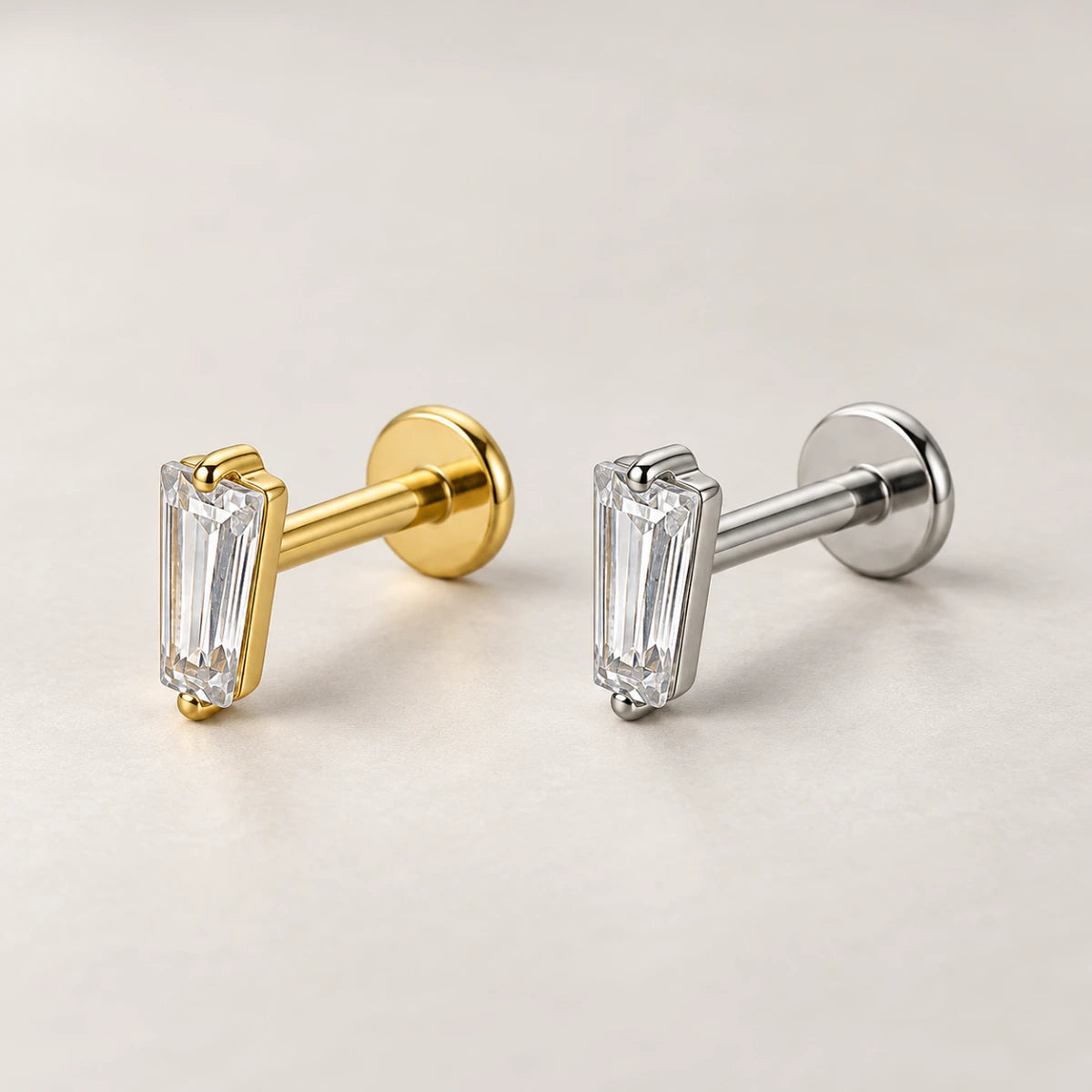 Piercing Labret de Titânio com Pedra Retangular Baguete de Zircônia