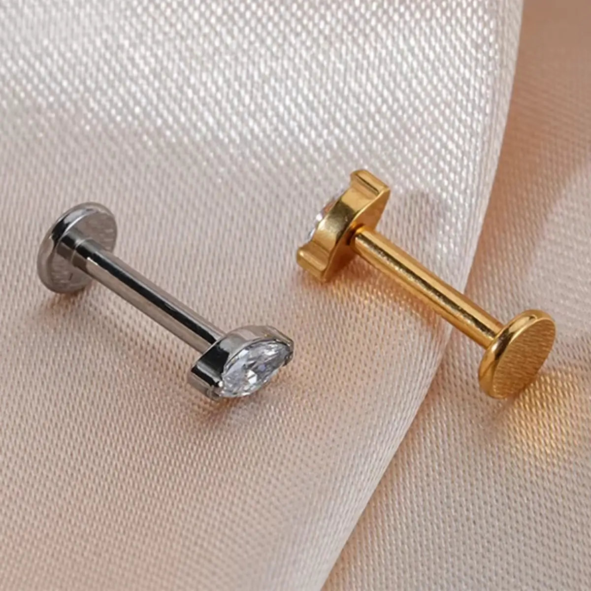 Piercing Labret em Titânio G23 com Pedra Zircônia Navete (Marquise)
