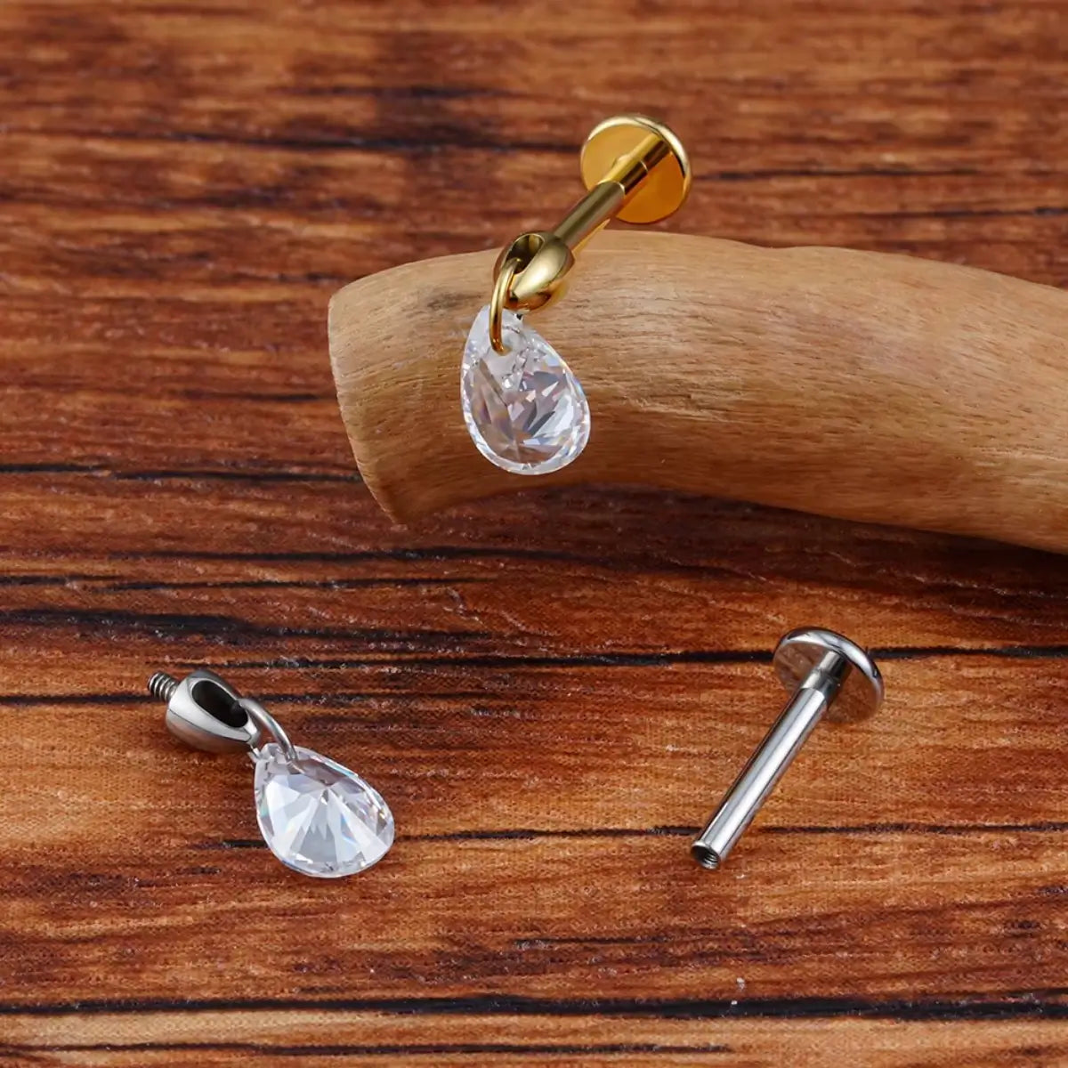 Piercing Labret de Titânio com Pingente de Zircônia