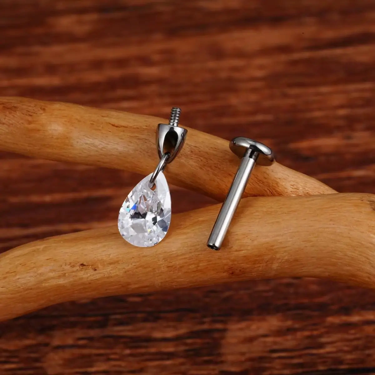 Piercing Labret de Titânio com Pingente de Zircônia