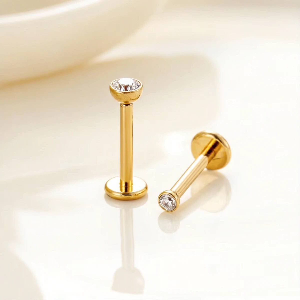Piercing labret Push Pin em Titânio G23 nas cores dourado e prateado com ponto de luz