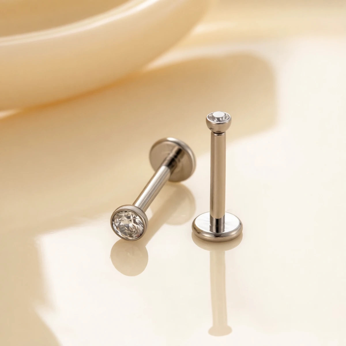 Piercing labret ponto de luz com zircônia em Titânio G23 para body piercing profissional