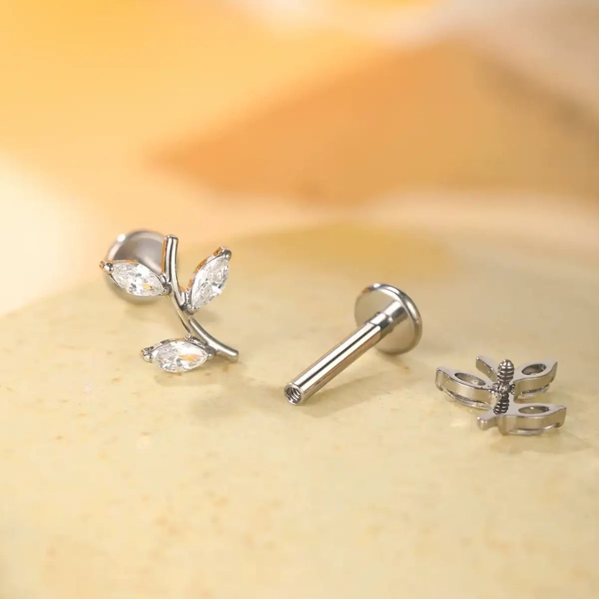 Piercing Labret de Titânio Ramo com 3 Zircônias