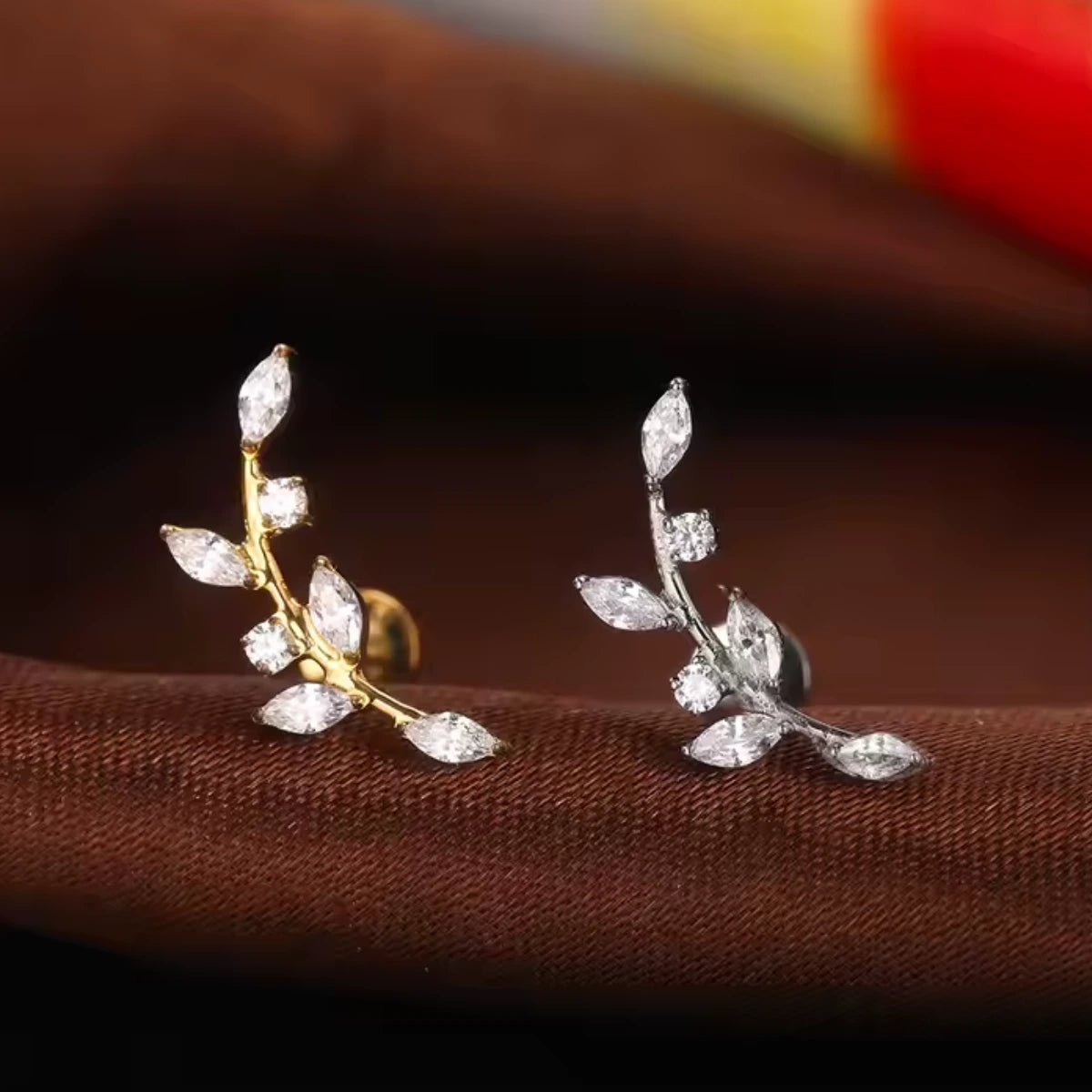 Piercing Labret de Titânio G23 Ramo Floral com 7 Zircônias
