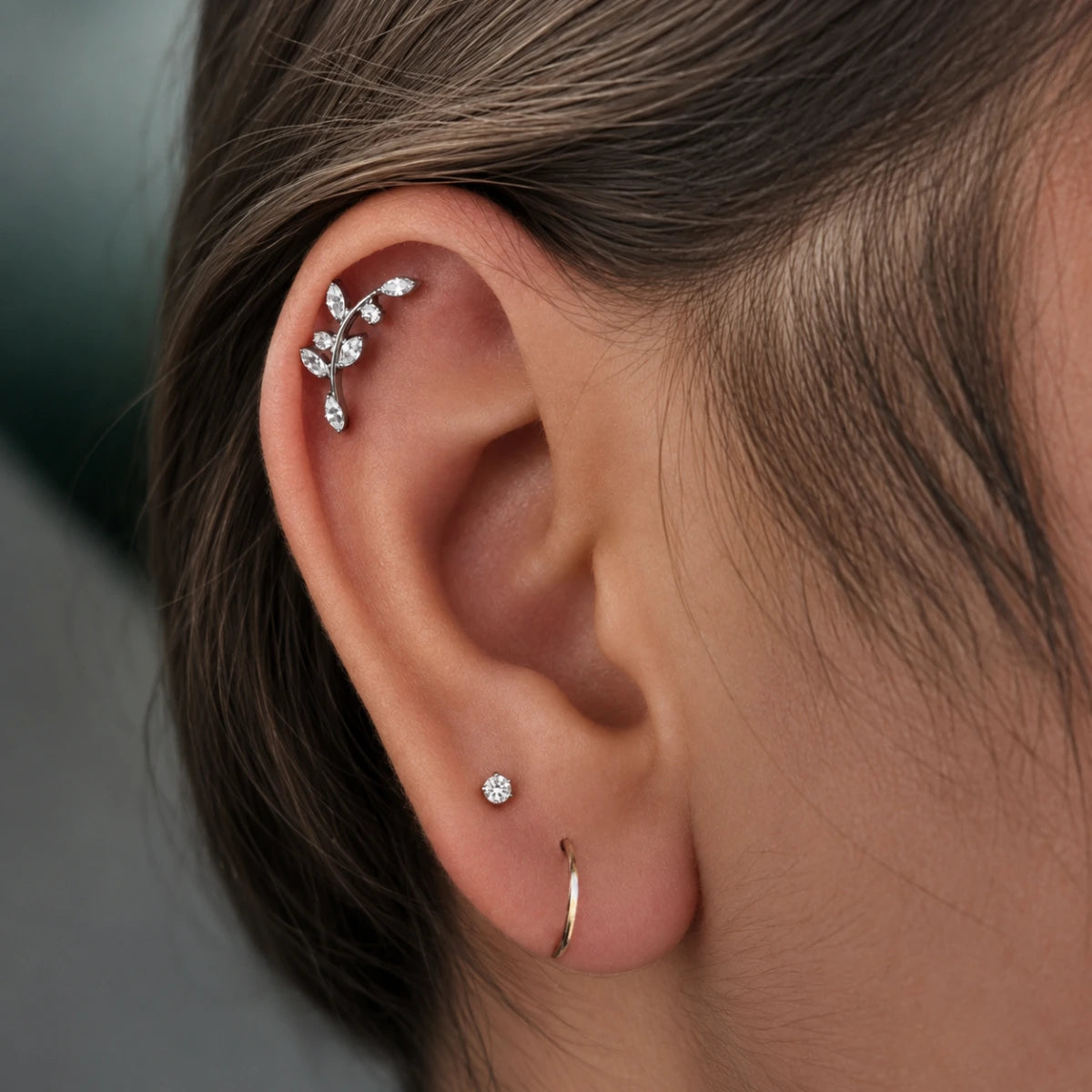 Piercing Labret de Titânio G23 Ramo Floral com 7 Zircônias