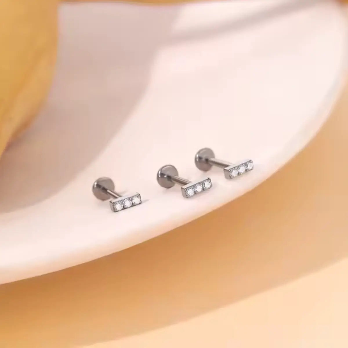 Piercing Labret de Titânio Retangular com 3 Zircônias