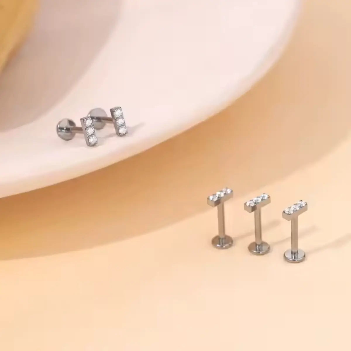 Piercing Labret de Titânio Retangular com 3 Zircônias