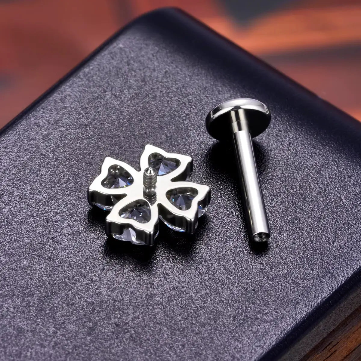 Piercing labret de titânio formato trevo prateado com haste - vista completa