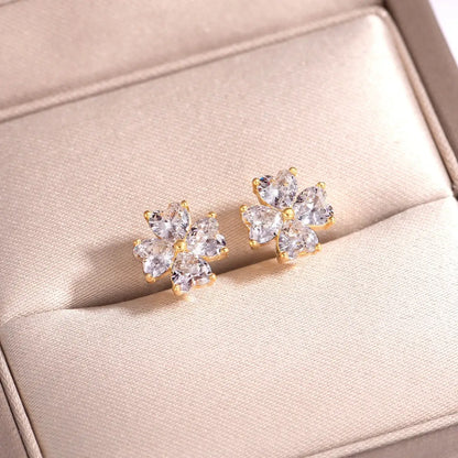 Piercing labret de titânio formato trevo dourado com zircônias em uso - vista frontal