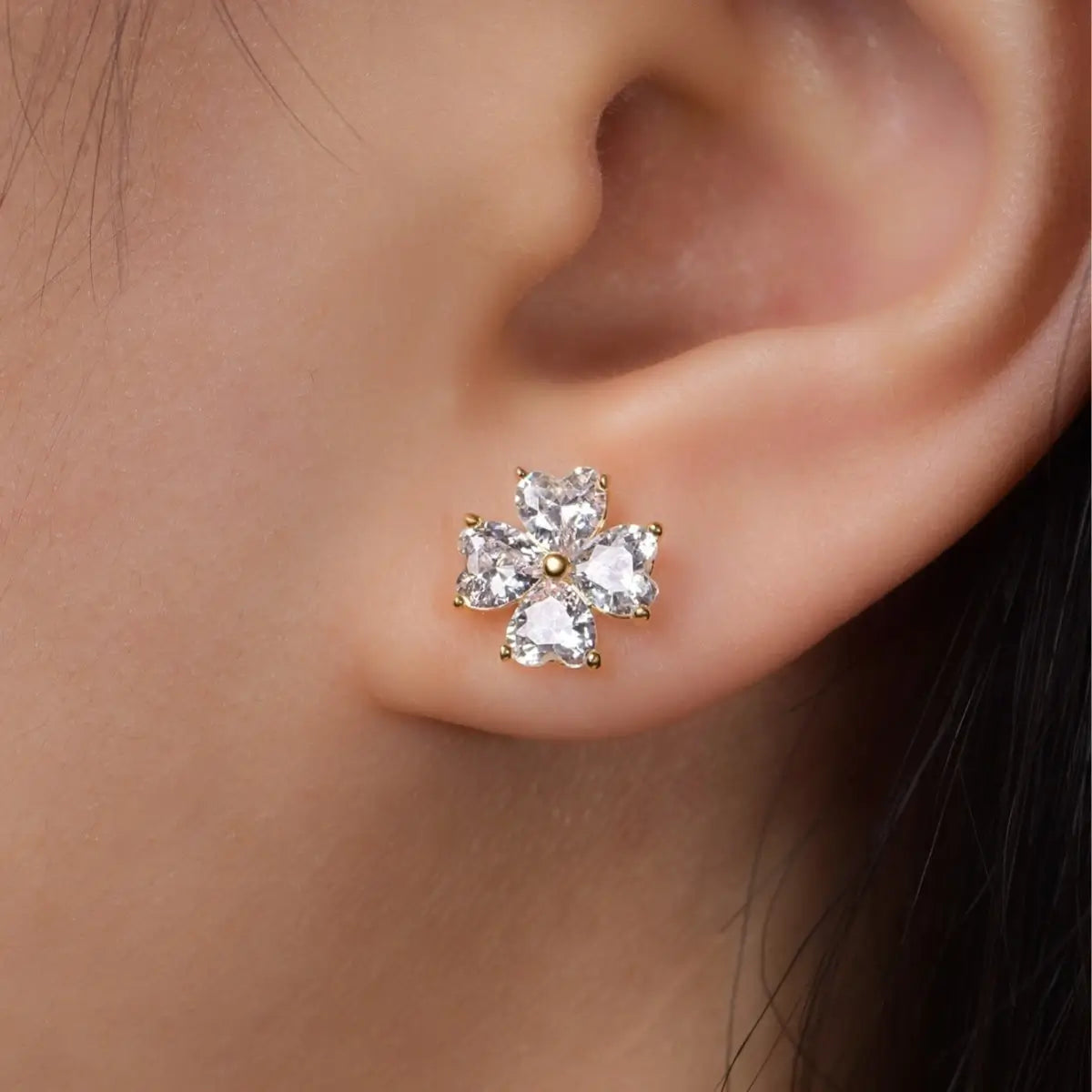Piercing labret de titânio formato trevo com zircônias em uso na orelha