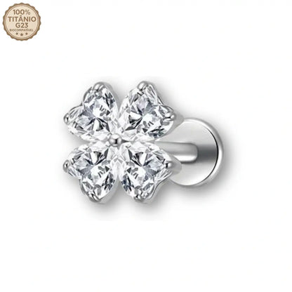 Piercing labret de titânio formato trevo prateado com zircônias - vista em detalhe