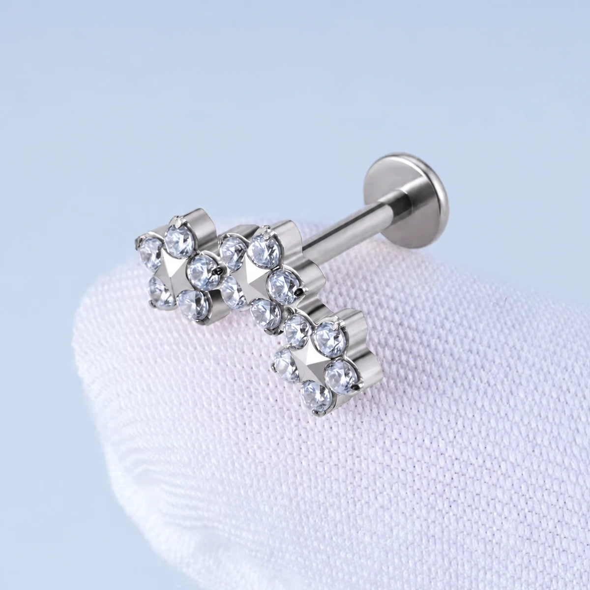 Piercing Labret Trio de Flores prateado em Titânio G23