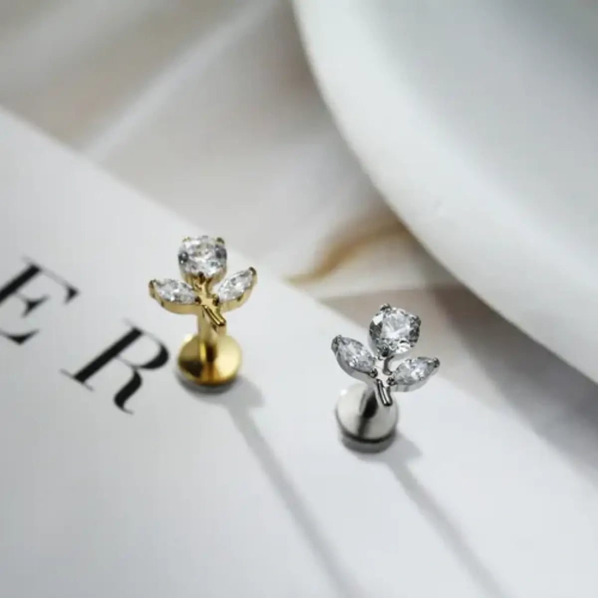 Piercing Labret em Titânio G23 com Topo de Flor Tulipa em Zircônia