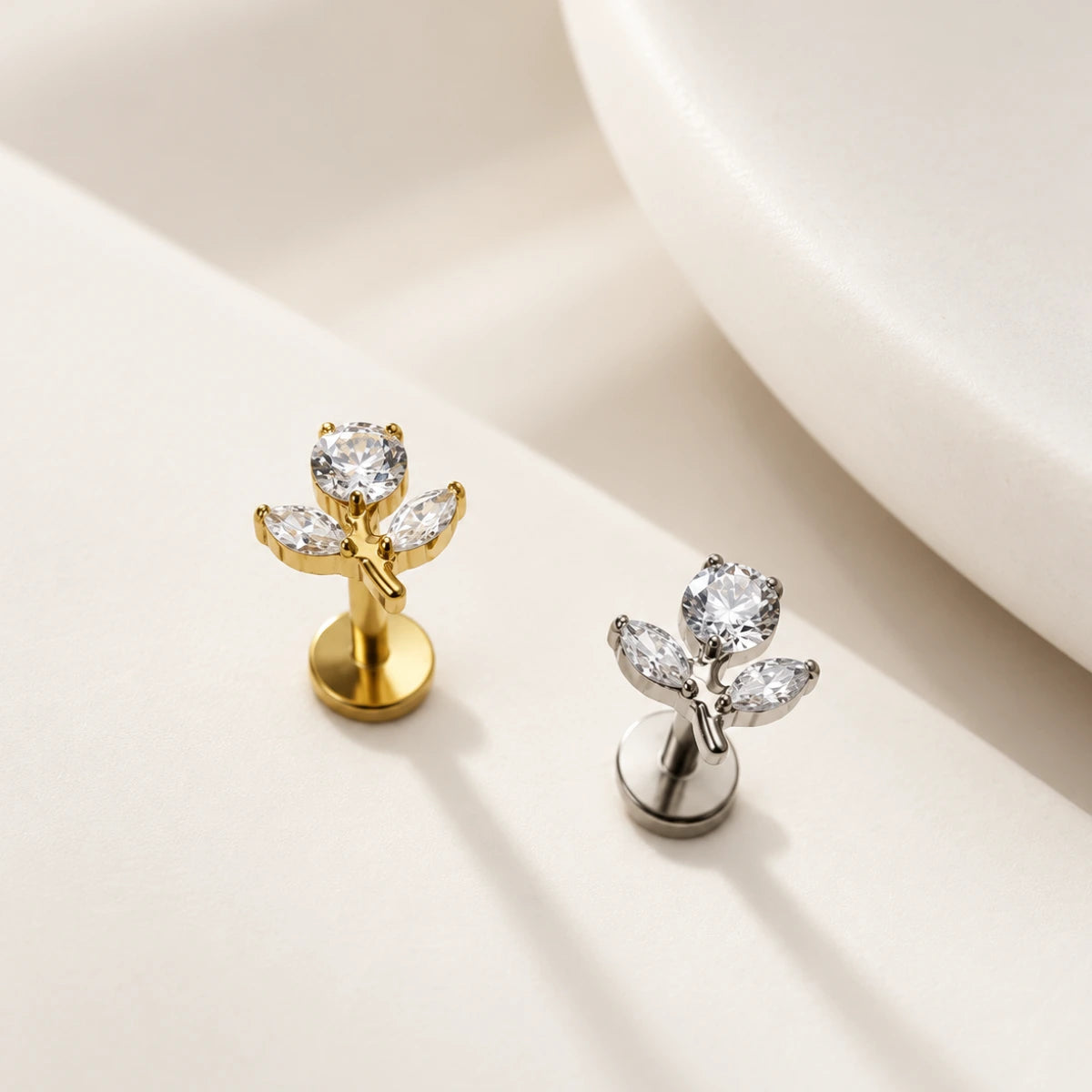 Piercing Labret em Titânio G23 com Topo de Flor Tulipa em Zircônia
