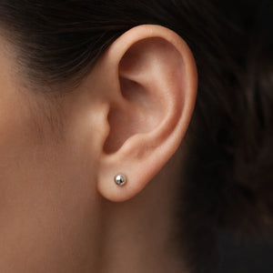 Piercing labret de titânio G23 no lóbulo da orelha - exemplo de uso em lóbulo