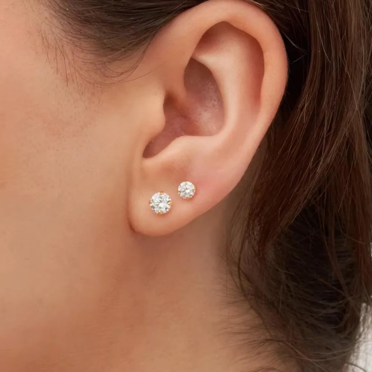 
Piercing microbell aplicado na orelha em composição delicada com ponto de luz