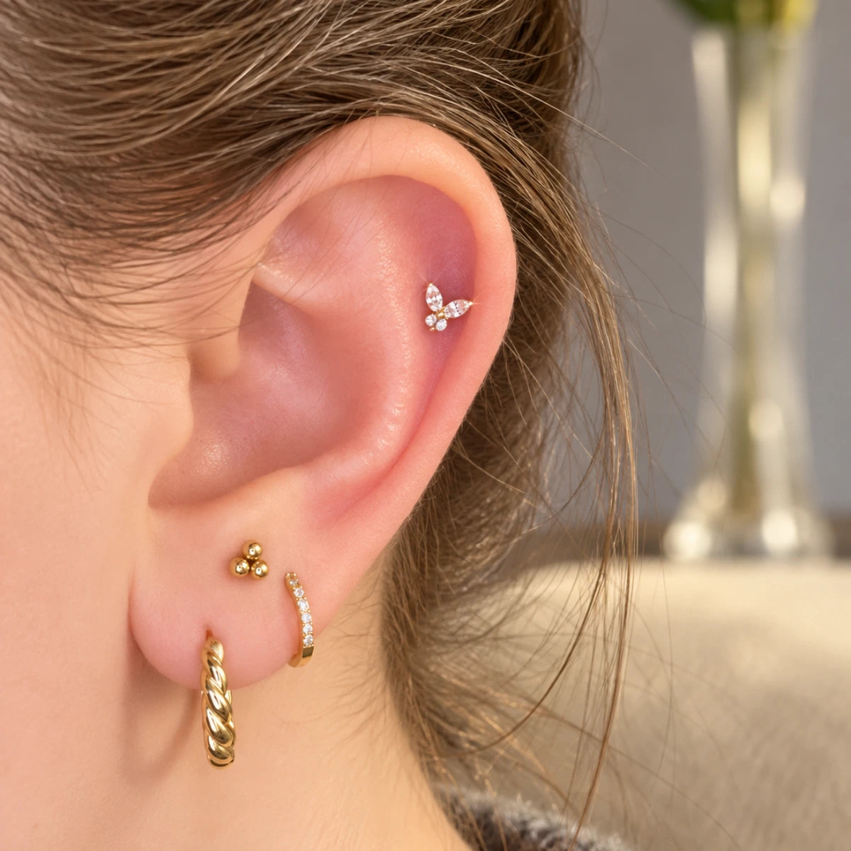 Piercing Mid Helix Mini Borboleta dourado e prateado com zircônias