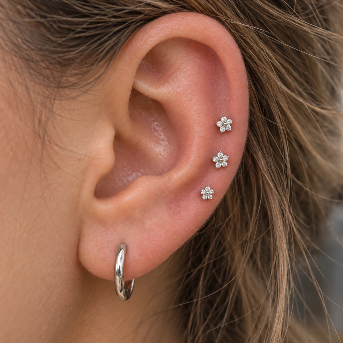 Piercing Helix Mini Flor com zircônias aplicado na orelha