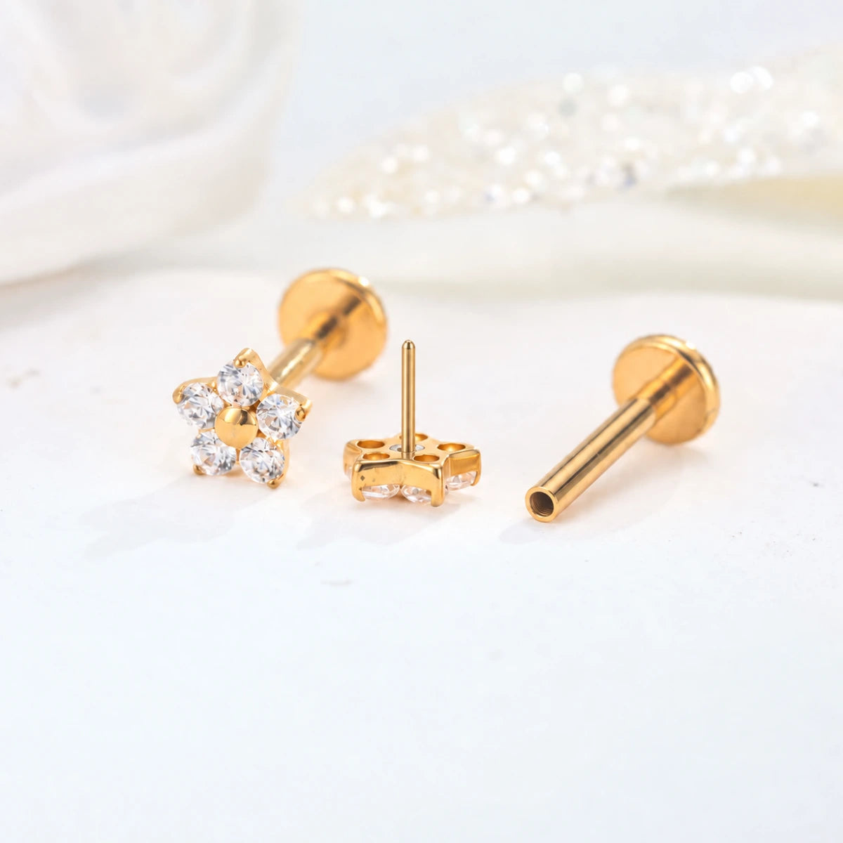Piercing Push Pin Mini Flor dourado com zircônias