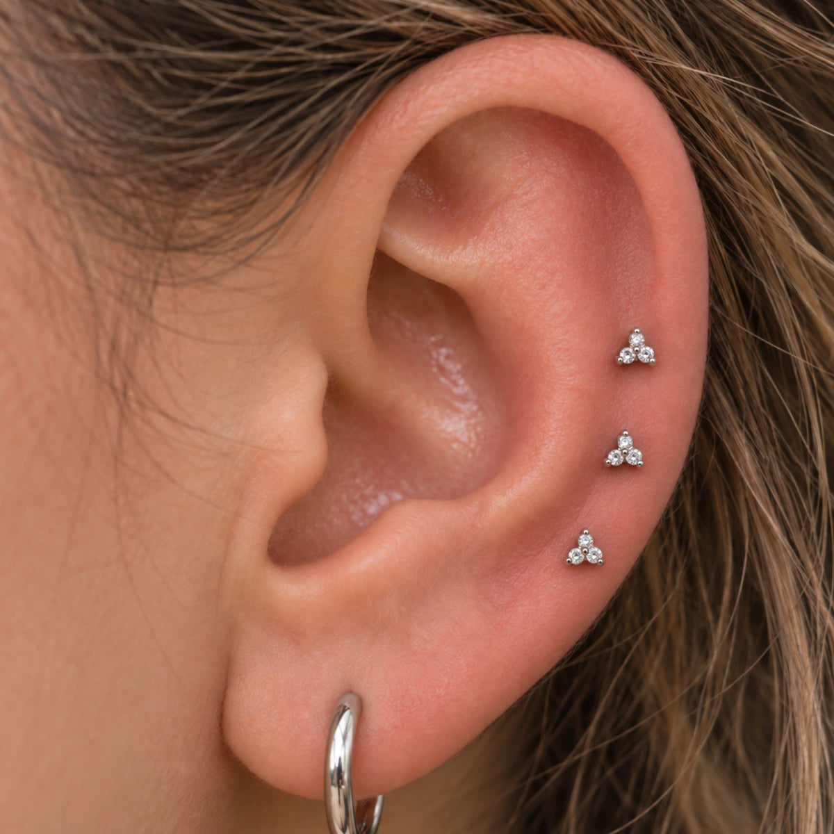 Piercing Helix com trio de zircônias aplicado na orelha