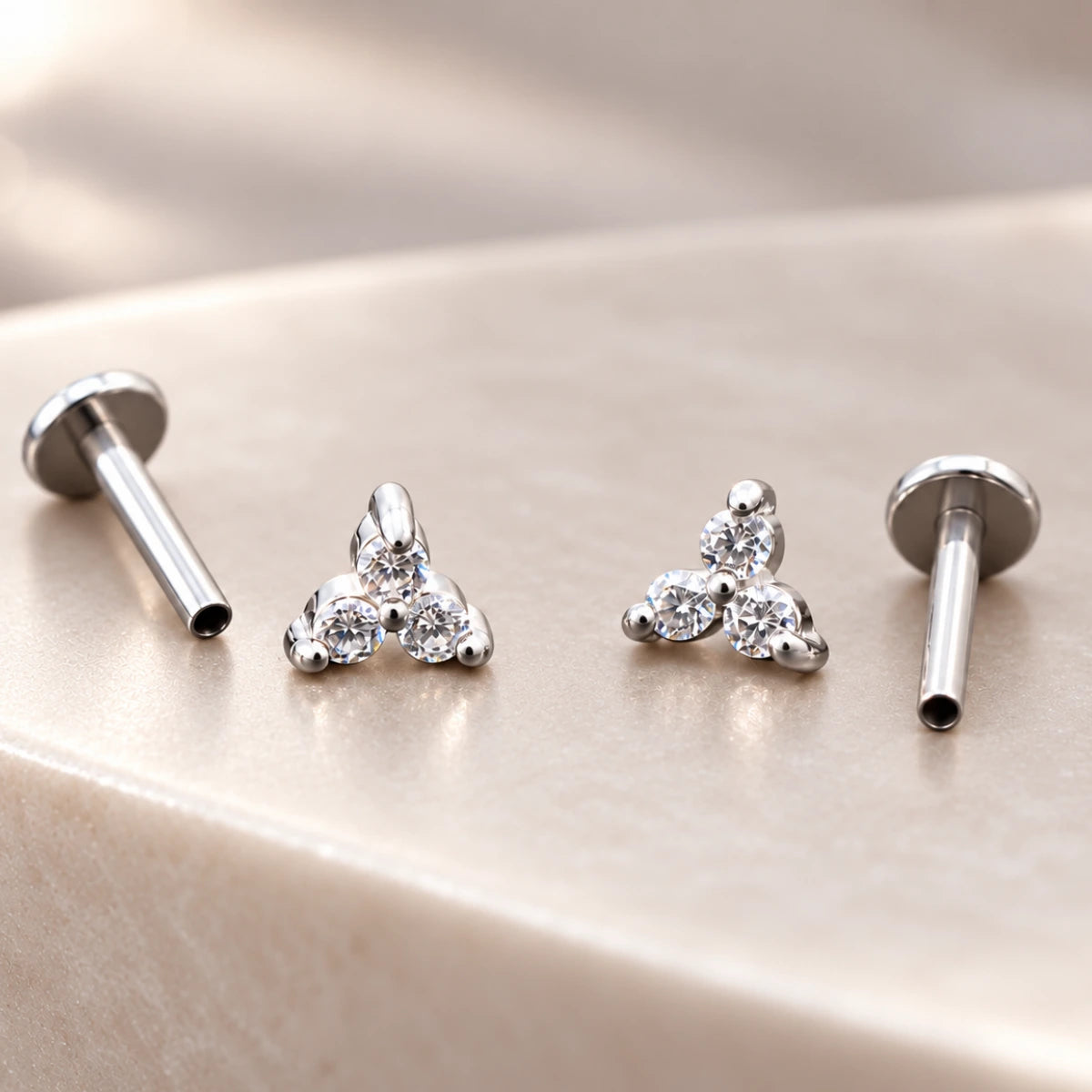 Piercing Push Pin com três zircônias prateado em detalhe