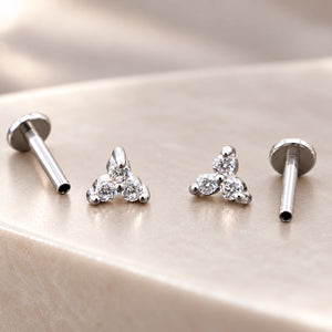 Piercing Push Pin com três zircônias prateado em detalhe