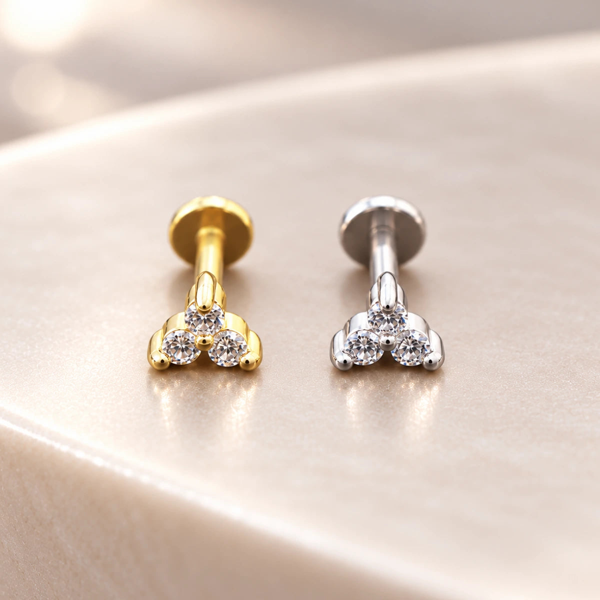 Piercing Push Pin com trio de zircônias dourado e prateado