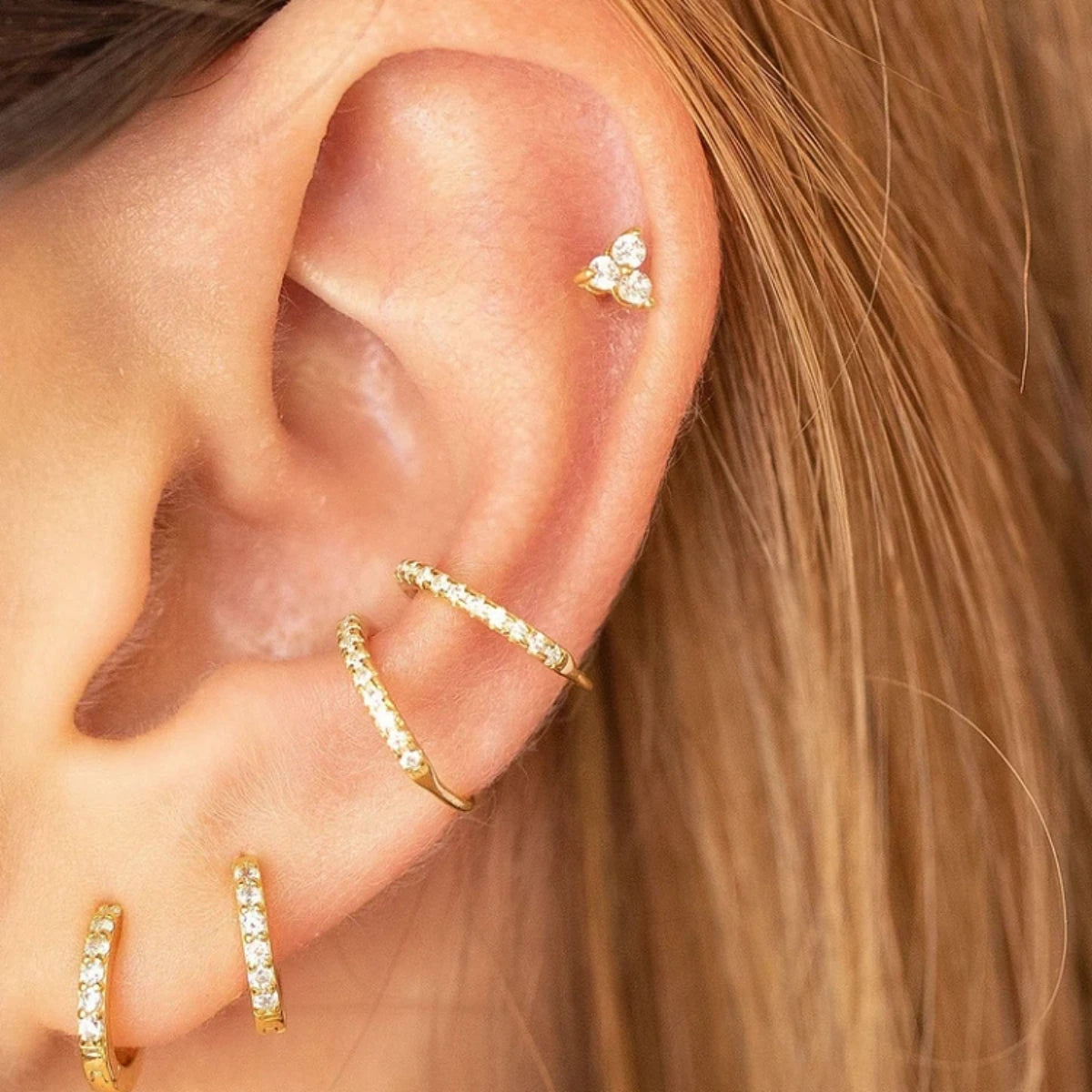 Piercing Mid Helix com zircônias em composição de orelha