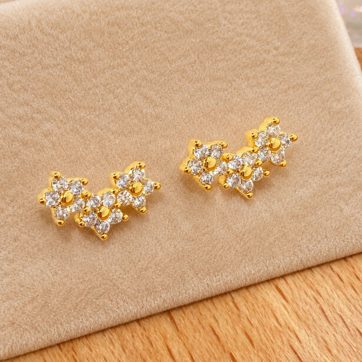 Piercing Labret Trio de Flores dourado em Titânio G23
