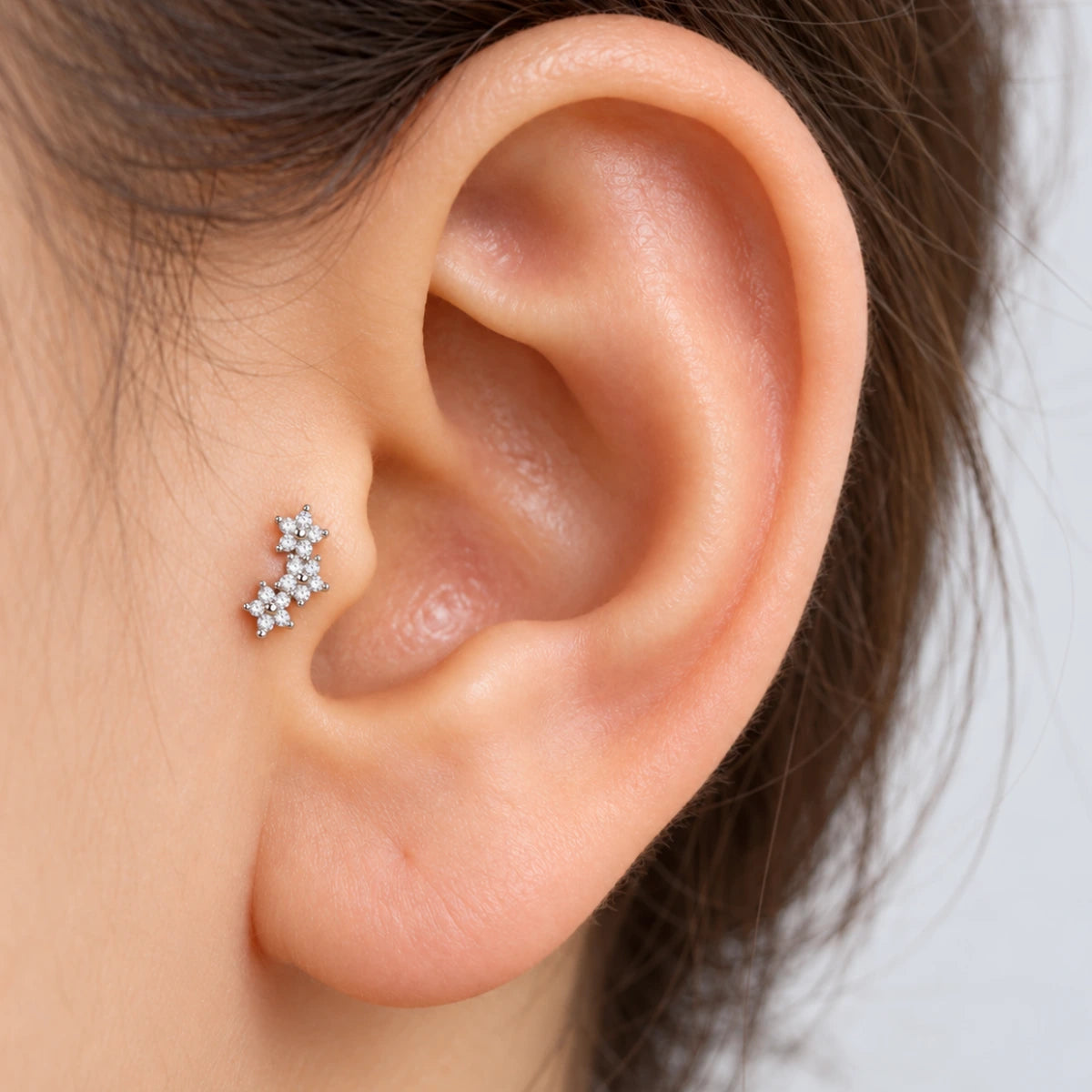 Piercing floral para Tragus em composição de orelha
