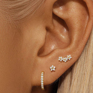Piercing Tragus Trio de Flores prateado em detalhe