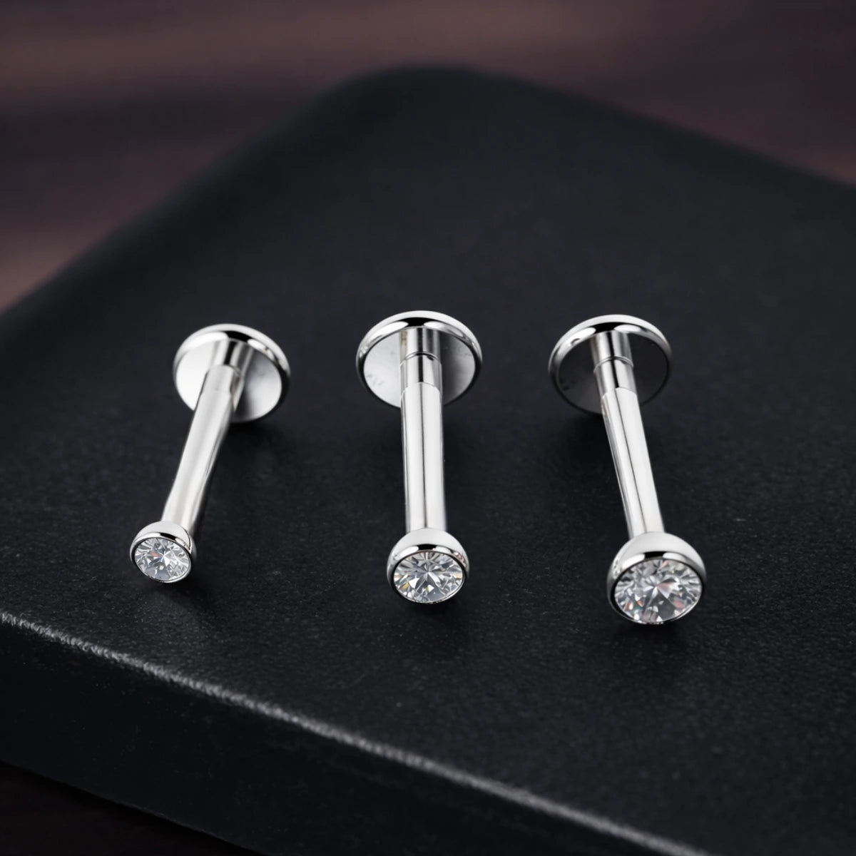 Piercing labret de titânio G23 com base em disco e topo de zircônia, vista lateral