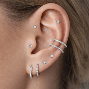 Piercing labret de titânio com zircônia usado em composição de orelha, no helix e no lóbulo