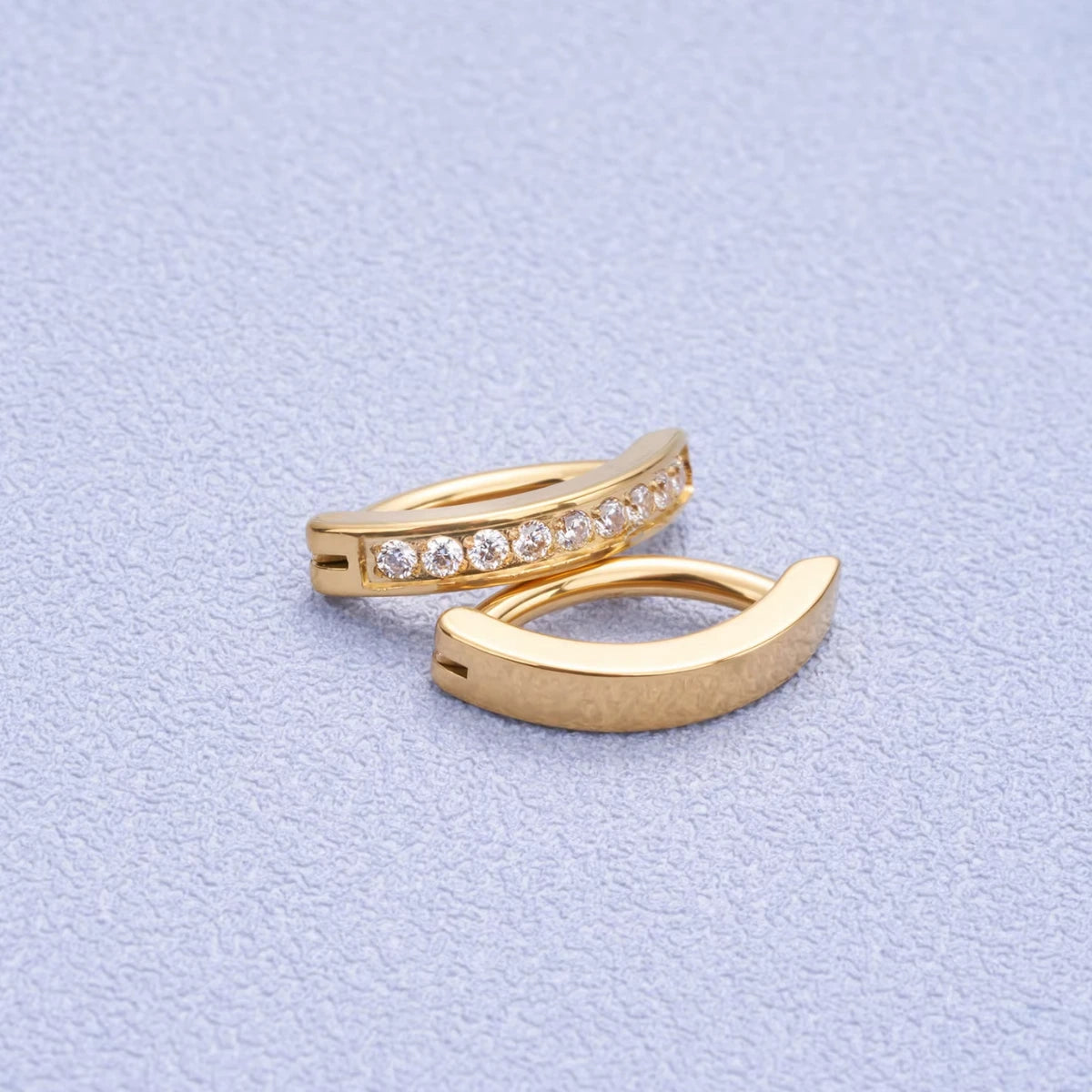 Piercing meia argola lisa para umbigo em acabamento prateado e dourado
