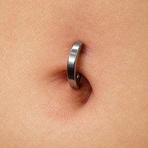 Piercing meia argola lisa aplicado no umbigo