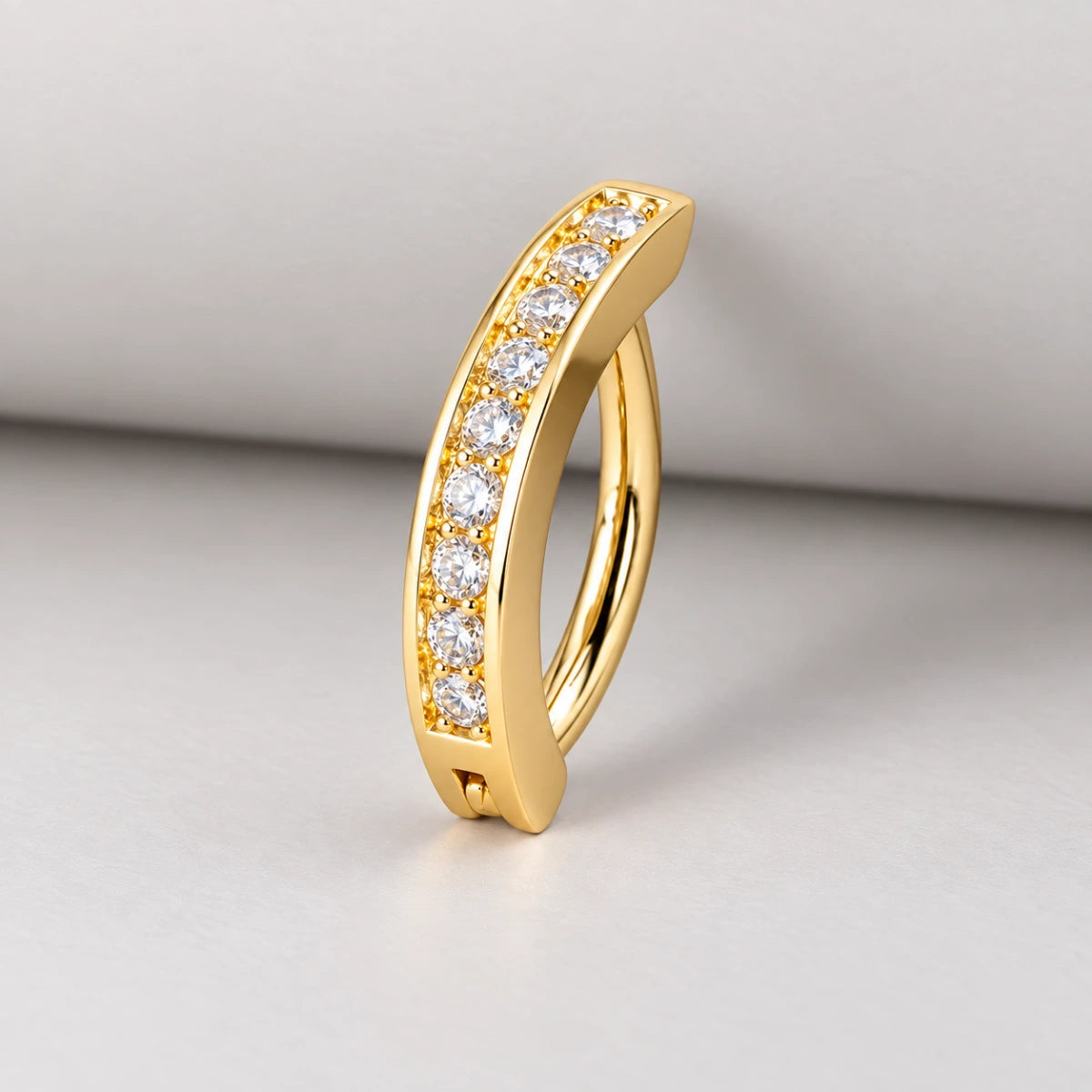 Piercing umbigo dourado com meia argola de zircônias