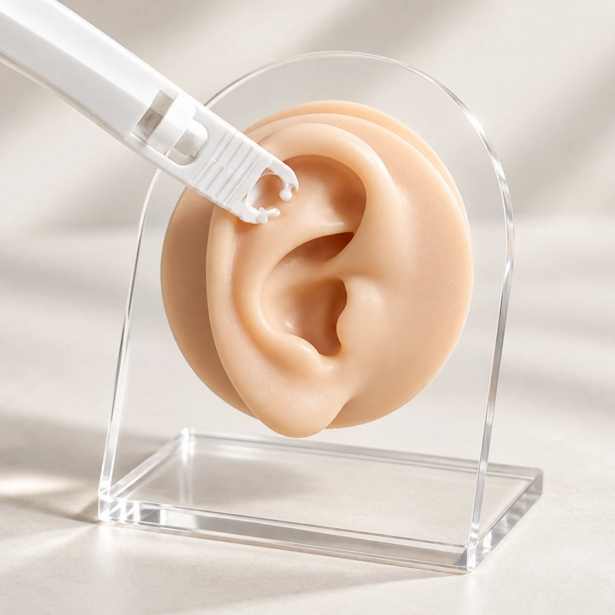 Pinça descartável para body piercing com fechamento automático