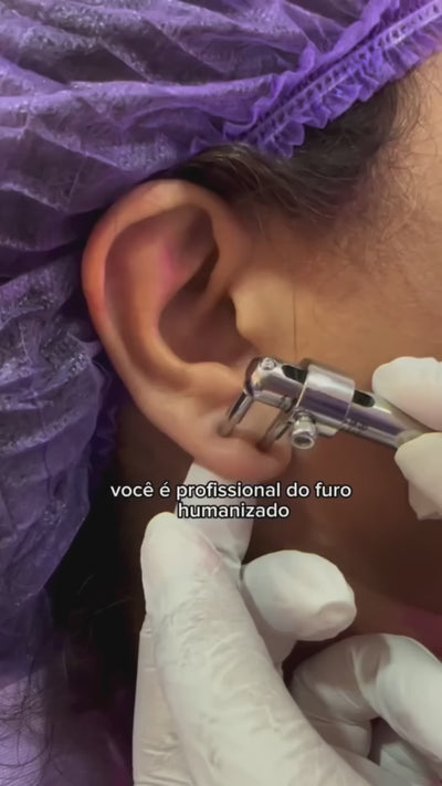 Piercímetro medindo o ponto de perfuração na orelha durante atendimento de body piercing