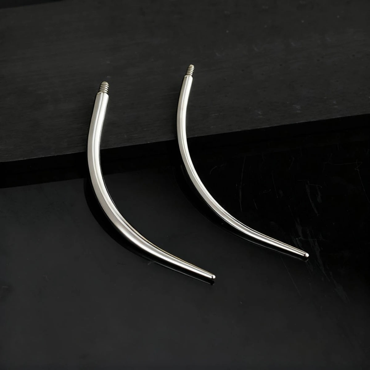 Taper curvo de titânio G23 para body piercing em detalhe